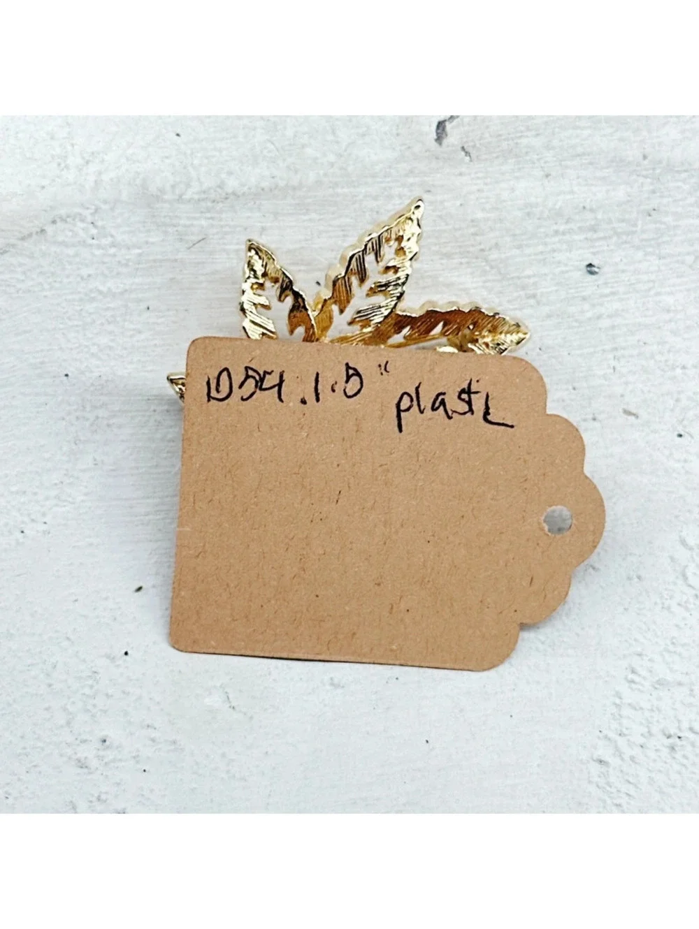 1054mc. Goldtone Floral Brooch